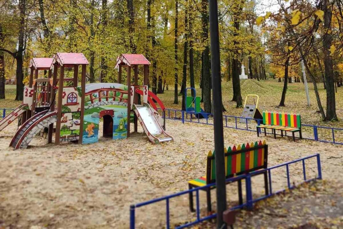 На территории парка и в Лесопосадке благоустраивают уголки отдыха для детей