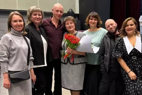 Актриса Пегова встретилась с одноклассниками в родной школе в Выксе