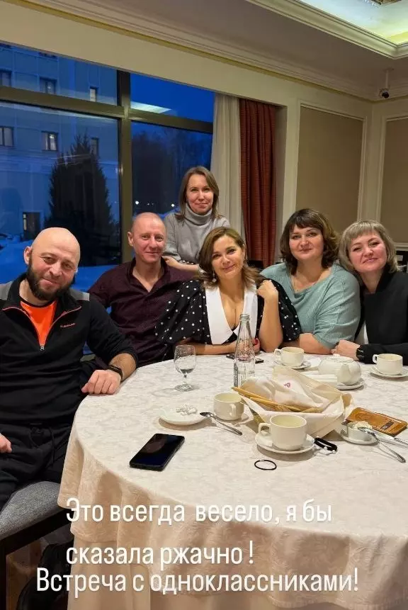 Актриса Пегова встретилась с одноклассниками в родной школе в Выксе