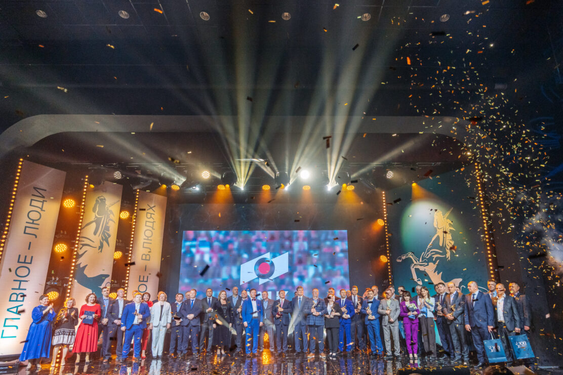 ОМК вручила главную корпоративную награду своим лучшим сотрудникам за работу в 2023 году