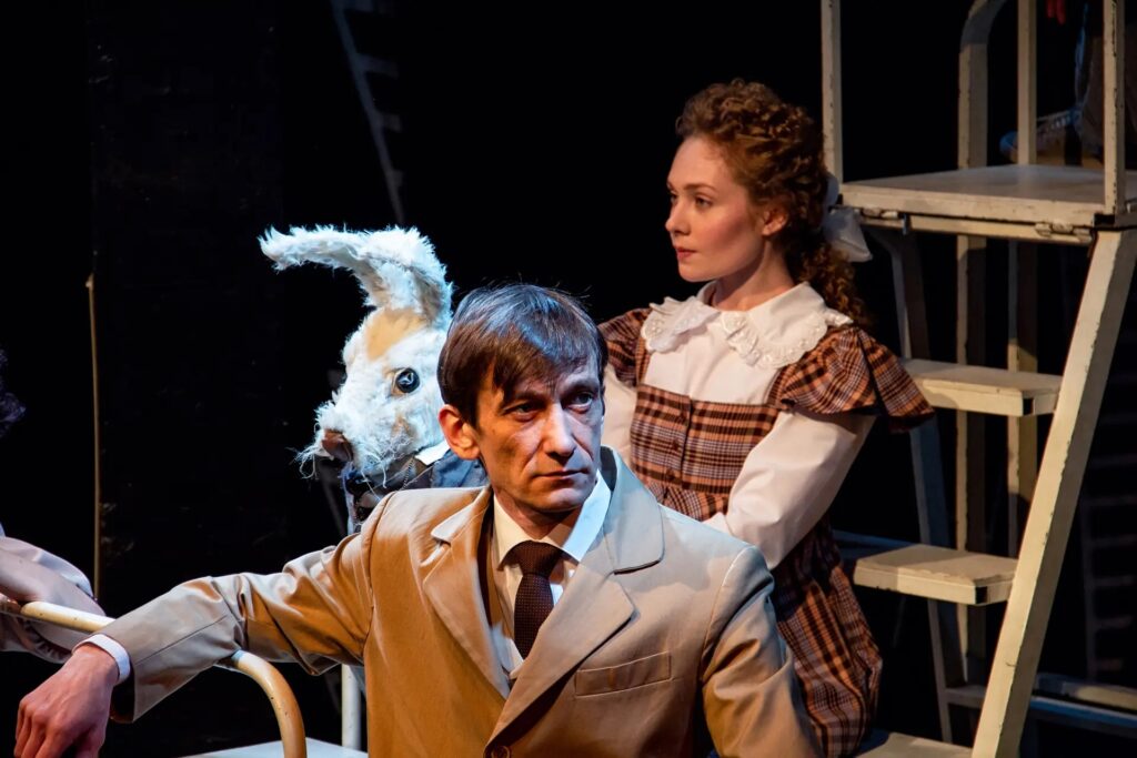 «Театральные сезоны» продолжает спектакль «Удивительное путешествие Кролика Эдварда»
