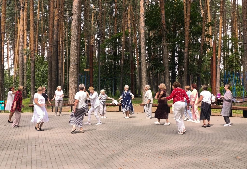 Дискотека 80-х на площадке в Лесопосадке