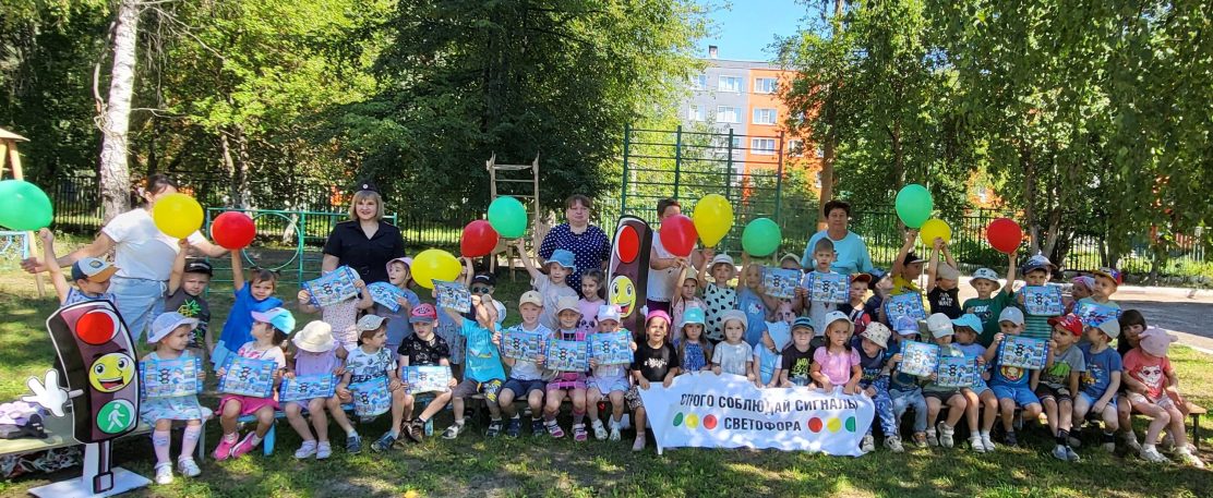 В Международный день светофора автоинспекторы Выксы посетили детский сад "Ручеек".