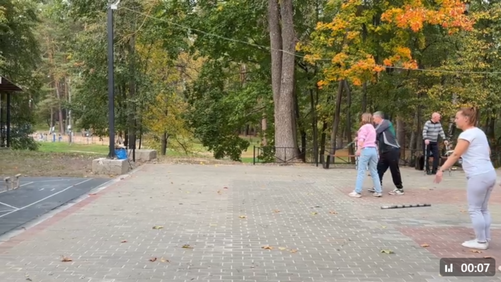 В парке открылась игровая зона для петанка и городков