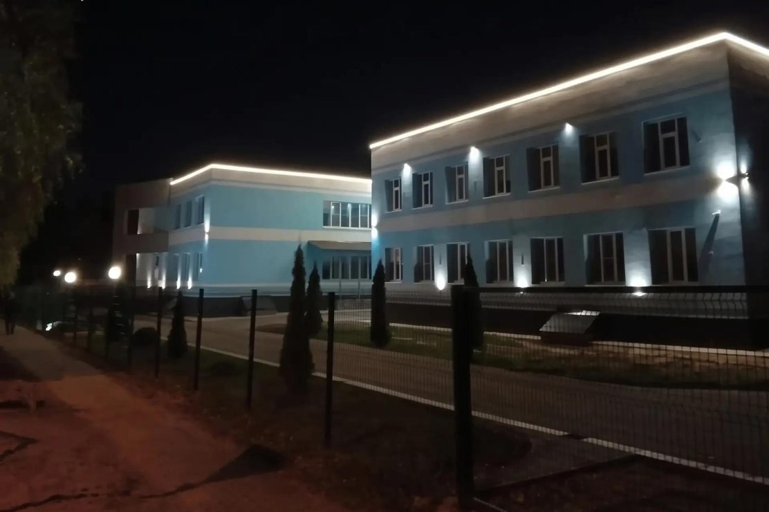 Мотмосская школа вечером